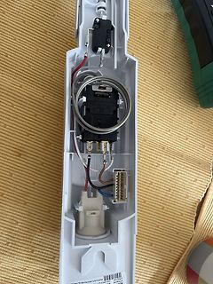 Innenansicht eines geöffneten Elektrogeräts mit Verkabelung