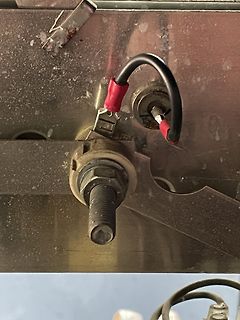 Elektrische Verbindung mit Flachstecker und Schraubbolzen