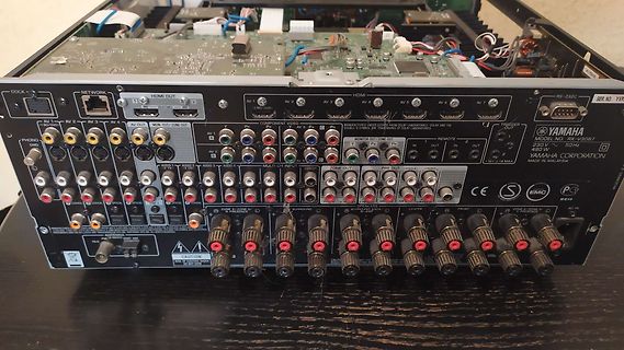 Rückseite eines Yamaha AV-Receivers mit Anschlüssen