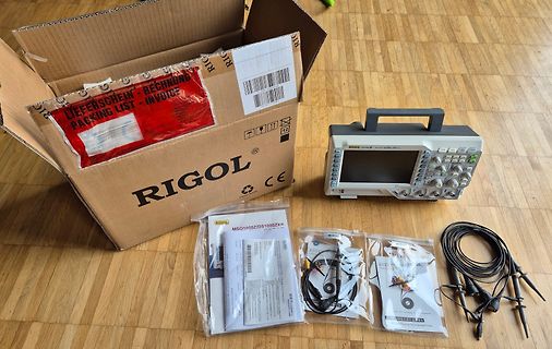 Rigol Oszilloskop mit Karton und Zubehör