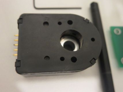 Schrittmotor oder Sensorbauteil auf Werkstattuntergrund