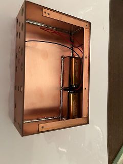 Aufbau eines Netzteils in Kupfergehäuse mit Elektrolytkondensatoren