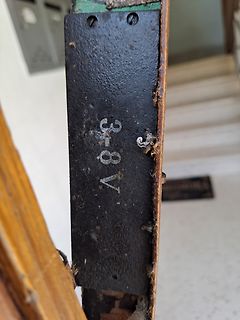 Nahaufnahme einer Beschriftung auf einem schwarzen Bauteil