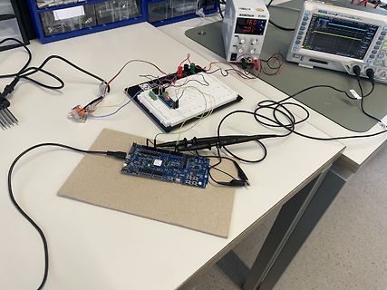 Elektronik-Versuchsaufbau mit Breadboard, Mikrocontroller und Labornetzteil