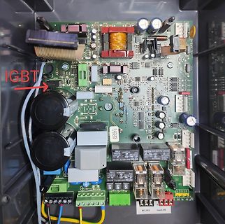 Bestückte Leiterplatte mit markiertem IGBT