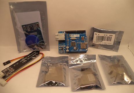Elektronikkomponenten und Leiterplatten in Plastikverpackungen