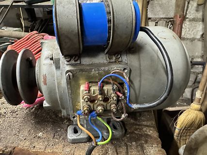 Elektromotor mit Anschlussklemmen und Verkabelung