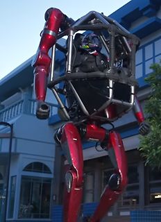 Roter Roboter mit Pilot in einer Stadt