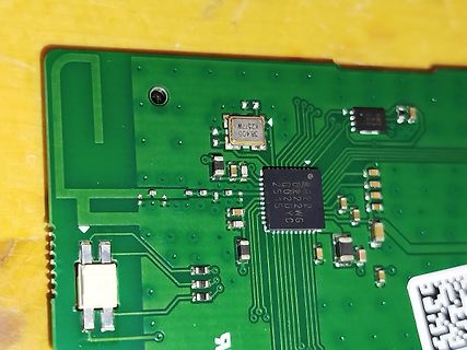 Nahaufnahme einer grünen Leiterplatte mit SMD-Bauteilen