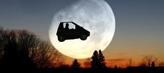 Silhouette eines Autos vor Vollmond