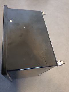 Schwarzes Gehäuse mit Schraubanschlüssen