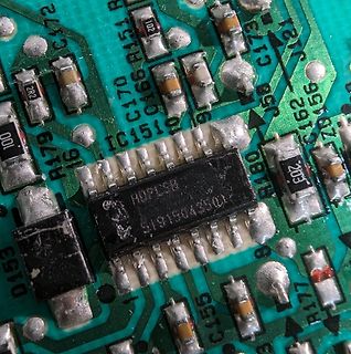 Makroaufnahme einer bestückten Leiterplatte mit integriertem Schaltkreis