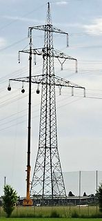 Hochspannungsmast und Mobilkran