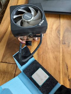 AMD Ryzen CPU mit CPU-Kühler