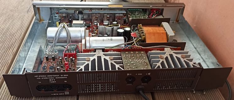 Innenansicht eines HiFi-Stereo-Verstärkers