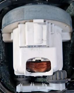 Nahaufnahme einer elektrischen Spule in Kunststoffgehäuse