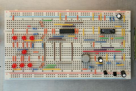 Aufbau auf einem Breadboard mit IC und Bauteilen