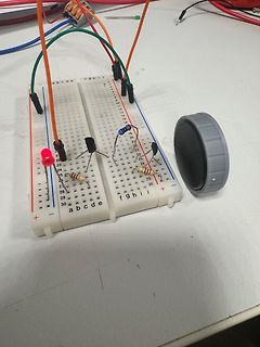 Aufbau auf einem Breadboard mit LED und Lautsprecher