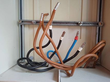 Mehrere Kabel mit abisolierten Enden in einem Gehäuse