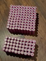 Zwei Blöcke mit violetten Batterien