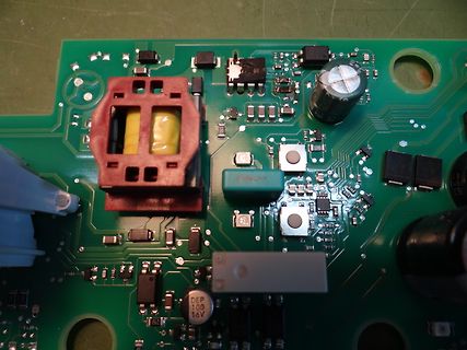 Nahaufnahme einer Leiterplatte mit elektronischen Bauteilen