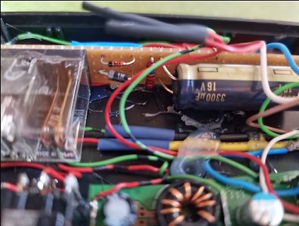 Innenansicht eines elektronischen Geräts mit Bauteilen und Kabeln