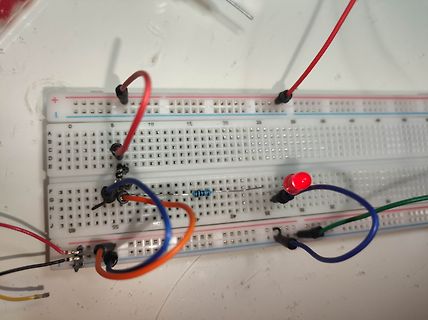 Aufbau auf einem Breadboard mit LED und Widerstand