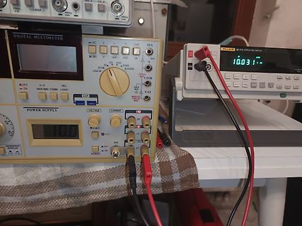 Messaufbau mit Digitalmultimeter und Netzteil