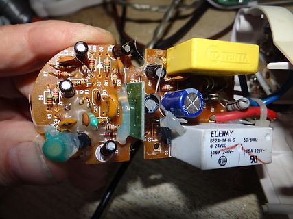 Foto einer Leiterplatte mit elektronischen Bauteilen