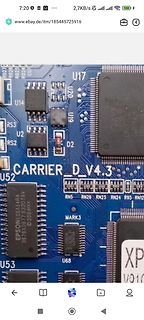 Nahaufnahme einer blauen Leiterplatte mit elektronischen Bauteilen