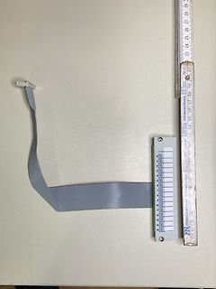 Flachbandkabel und Anschlussleiste mit Lineal