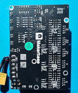 Dunkle Leiterplatte von Makercase mit Beschriftungen