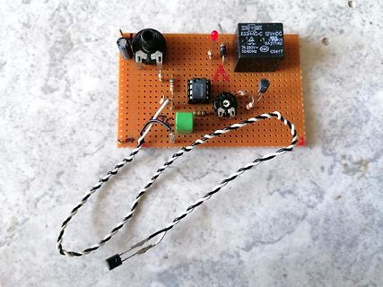 Geätzte Lochrasterplatine mit elektronischen Bauteilen