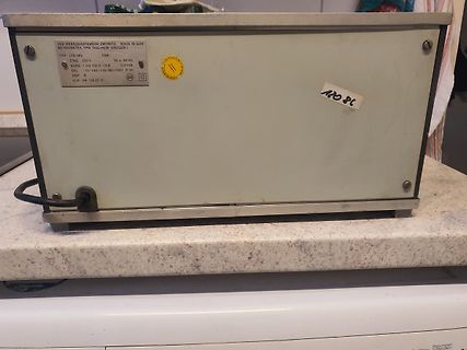 Seitenansicht eines VEB Messgerätewerk ZWÖNITZ Netzteils