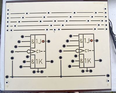 CAD-Layout einer Leiterplatte mit Logikgattern