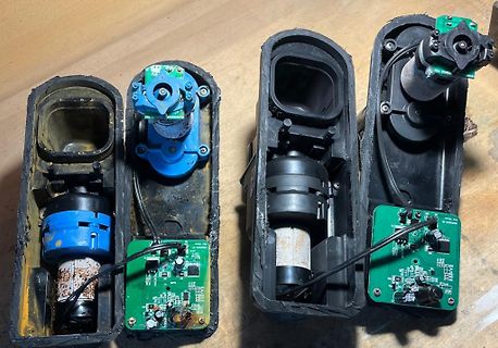 Zwei zerlegte elektronische Geräte mit Leiterplatten