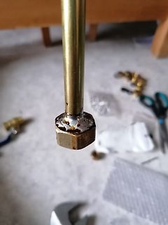 Nahaufnahme eines Metallbauteils in einer Werkstatt