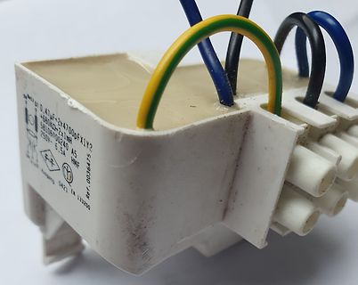 Netzfilter mit angeschlossenen Kabeln