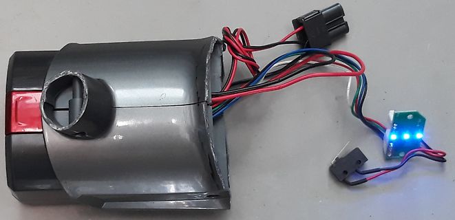 Geöffnetes Gehäuse mit Kabeln und kleiner Platine