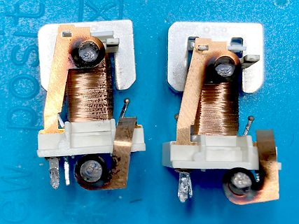 Zwei elektromagnetische Relais oder Spulenbauteile