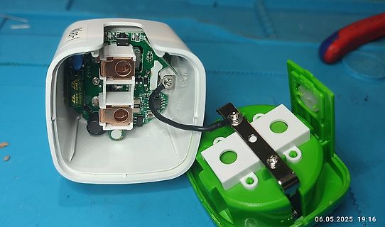 Zerlegtes elektronisches Gerät mit Leiterplatte und Gehäuse