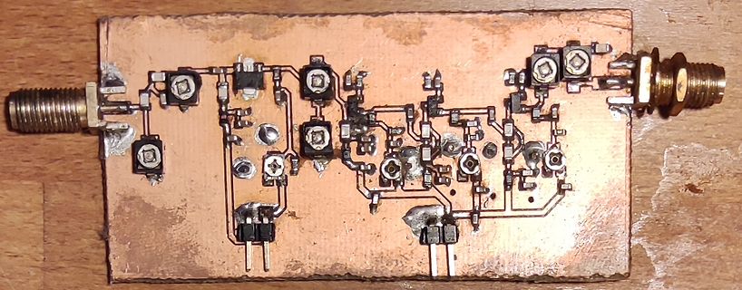 Selbstgebaute HF-Platine mit SMD-Bauteilen und Koaxialanschlüssen