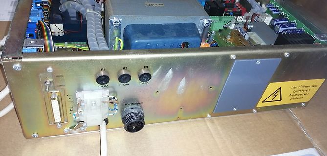 Rückseite eines elektronischen Geräts mit Anschlüssen