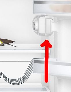 Detailansicht eines Kühlschrankregals mit rotem Pfeil