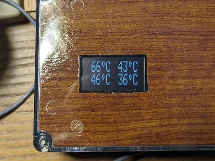 Display mit Temperaturanzeigen auf Holzgehäuse