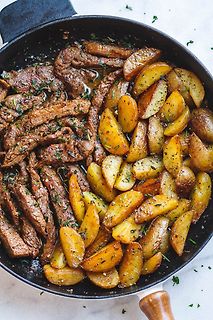 Gebratenes Fleisch mit Kartoffeln in einer Pfanne