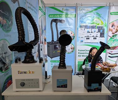 FumeClear Rauchabsauggeräte auf einem Messestand