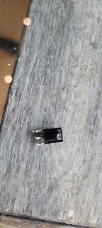 Elektronikbauteil auf Holzuntergrund
