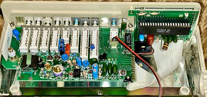 Offene Elektronikplatine in Gehäuse