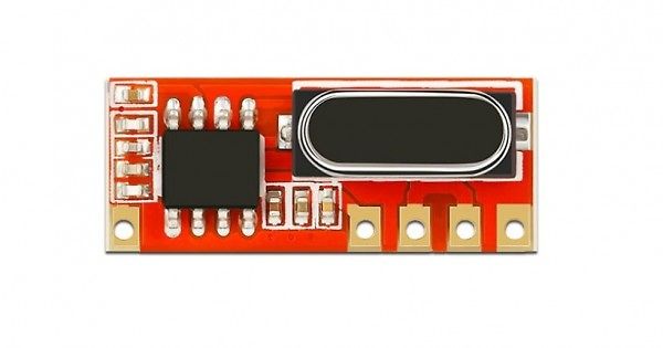 Rote Leiterplatte mit Display und IC